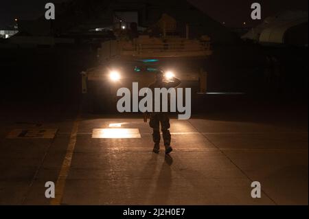 Un soldat américain de l'équipe de combat de la Brigade de Cavalry de 116th charge un char M1A2 Abrams sur un avion C-17 Globemaster III à la base aérienne Ali Al Salem, au Koweït, le 16 mars 2022. Cela a démontré les capacités conjointes de déploiement rapide de la Force aérienne et de l'Armée de terre des États-Unis dans l'ensemble de la zone de responsabilité du Commandement central des États-Unis. (É.-U. Photo de la Force aérienne par le premier Airman Natalie Filzen) Banque D'Images