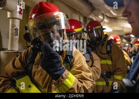 MER DES PHILIPPINES (mars. 27, 2022) les marins affectés au destroyer de classe Arleigh-Burke USS Barry (DDG 52) effectuent un forage de quartiers généraux. L'USS Barry est affecté au Destroyer Squadron (DESRON) 15 et est en cours de soutien à un Indo-Pacific libre et ouvert. CTF 71/DESRON 15 est la plus importante force de surface déployée par la Marine et la principale force de surface de la flotte américaine 7th. (É.-U. Photo marine par Spécialiste communication de masse 2nd classe Aja Bleu Jackson.) Banque D'Images