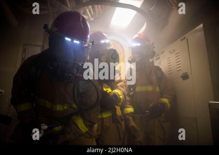 MER DES PHILIPPINES (mars. 27, 2022) les marins affectés au destroyer de classe Arleigh-Burke USS Barry (DDG 52) effectuent un forage de quartiers généraux. L'USS Barry est affecté au Destroyer Squadron (DESRON) 15 et est en cours de soutien à un Indo-Pacific libre et ouvert. CTF 71/DESRON 15 est la plus importante force de surface déployée par la Marine et la principale force de surface de la flotte américaine 7th. (É.-U. Photo marine par Spécialiste communication de masse 2nd classe Aja Bleu Jackson.) Banque D'Images