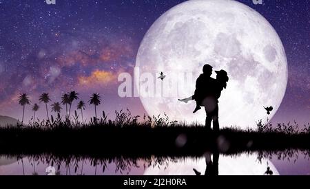 Silhouette de nuit paysage de couple ou d'amant dansant et chantant sur la montagne avec le fond de la voie lactée sur la pleine lune. Banque D'Images