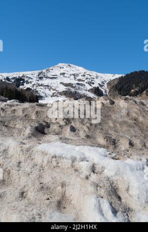 Davos, Suisse, 23 mars 2022 paysages d'hiver dans les alpes par une journée ensoleillée Banque D'Images