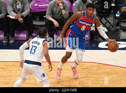 Washington, États-Unis. 01st avril 2022. WASHINGTON, DC - AVRIL 01 : les Wizards de Washington avance Rui Hachimura (8) contrôle le ballon lors d'un match NBA entre les Wizards de Washington et les Mavericks de Dallas, le 01 avril 2022, à la Capital One Arena, à Washington, DC. (Photo de Tony Quinn/SipaUSA) crédit: SIPA USA/Alay Live News Banque D'Images