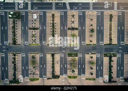 Il y a beaucoup de gens sur les routes pendant le verrouillage. Photo en grand angle de rues vides dans une ville urbaine. Banque D'Images