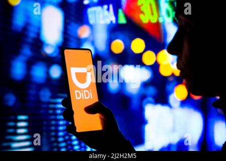 Brésil. 1st avril 2022. Dans cette illustration, la silhouette d'une femme contient un smartphone avec le logo Didi Chuxing affiché à l'écran. (Credit image: © Rafael Henrique/SOPA Images via ZUMA Press Wire) Banque D'Images