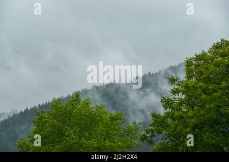 Un gros plan des nuages sombres sur les montagnes Banque D'Images