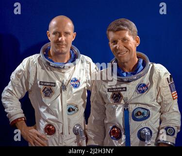 Les astronautes Thomas Stafford (à gauche), pilote, et Walter Schirra, pilote de commandement, l'équipage de Gemini 6. Banque D'Images