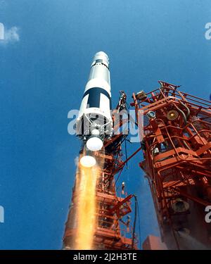 Le lancement de Gemini 9 à partir du Centre spatial Kennedy. Il a été piloté par Thomas P. Stafford et Eugene Cernan. Ces deux astronautes étaient l'équipage de secours, mais ils ont effectué la mission lorsque l'équipage principal d'origine Elliot See et Charles Basset ont été tués dans un accident d'aviation. Banque D'Images