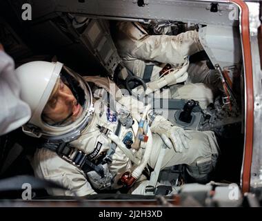 L'astronaute Thomas Stafford, pilote, est vu dans l'engin spatial Gemini VI de la salle blanche au sommet de l'Pad 19 avant la fermeture des écoutilles pendant le compte à rebours avant le lancement. En arrière-plan, en partie hors de vue, se trouve l'astronaute Walter 'Wally' Schirra, pilote de commandement. Banque D'Images