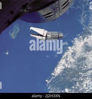 L'adaptateur ATDA (Augmented Target Docking adapter) tel qu'il a été observé à partir du vaisseau spatial Gemini 9 lors d'un de leurs trois rendez-vous dans l'espace. Les engins spatiaux ATDA et Gemini 9 sont espacés de 66,5 pieds (20,3 m). Le non-respect de la protection de l'adaptateur d'amarrage pour se séparer complètement de l'ATDA a empêché l'amarrage des deux engins spatiaux. L'ATDA a été décrit par l'équipage Gemini 9 comme un 'alligator en colère'. Banque D'Images