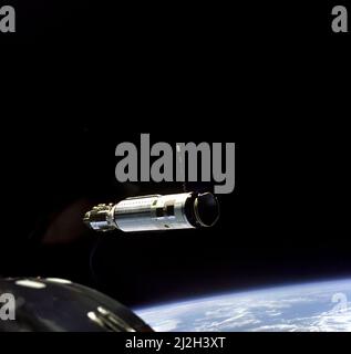 Le véhicule cible d'Agena vu de l'engin spatial Gemini 8 pendant le rendez-vous. C'était la première fois que deux engins spatiaux se sont amarrés avec succès, ce qui était une étape critique si une mission sur la Lune devait devenir une réalité. Banque D'Images