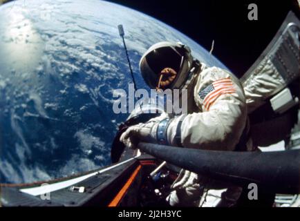 L'astronaute Edwin E. Aldrin., Jr., pilote du vol spatial Gemini 12, effectue une activité extravéhiculaire de standup pendant le premier jour de la mission de 4 jours dans l'espace. Le pilote de commandement de la mission Gemini 12, le dernier de la série Gemini, était l'astronaute James A. Lovell, Jr. Gemini 12 est amarré au véhicule d'amarrage cible d'Agena en arrière-plan. Banque D'Images