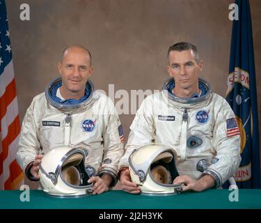 Les membres de l'équipage Gemini 9 Thomas Stafford et le pilote Eugene Cernan. Ils étaient l'équipage de secours mais sont devenus l'équipage de premier plan lorsque le 28 février 1966, l'équipage de premier plan pour la mission Gemini 9 a été tué lorsque leur avion à réaction d'entraîneur T- 38 à deux places s'est écrasé dans un bâtiment lors d'une approche d'atterrissage par mauvais temps. Banque D'Images
