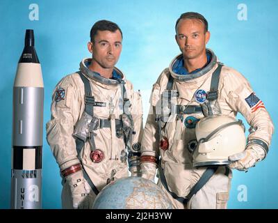 Les astronautes John Young (à gauche), pilote de commandement; et Michael Collins (à droite), pilote, L'équipage de la mission Gemini VIII. Banque D'Images