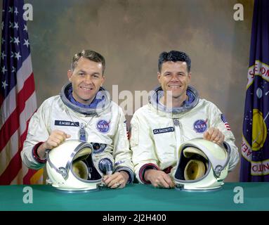 Première équipe de Gemini 9 – Elliot See et Charles Bassett. Ils ont tous deux été tués dans un accident d'aviation en 1966 Banque D'Images