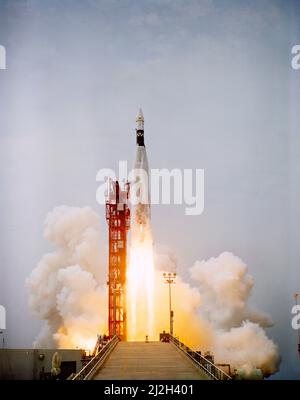 Un adaptateur de station d'accueil cible augmentée ATDA placé au sommet d'un véhicule de lancement Atlas est lancé à partir de Cape Kennedy's Pad 14 à 10 h, le 1 juin 1966. L'ATDétait un véhicule de rendez-vous et d'amarrage pour la mission spatiale Gemini 9-A. Banque D'Images