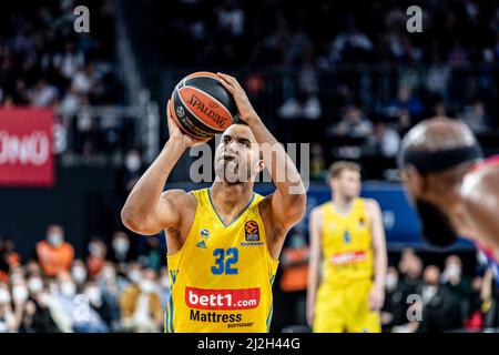 Istanbul, Turquie. 01st avril 2022. Johannes Thiemann (C) d'Alba Berlin joue contre Anadolu Efes Istanbul pendant le Round 33 de la saison régulière EuroLeague 2021/2022 de Turkish Airlines au Dôme Sinan Erdem. Note finale; Anadolu Efes 87:77 Alba Berlin. Crédit : SOPA Images Limited/Alamy Live News Banque D'Images