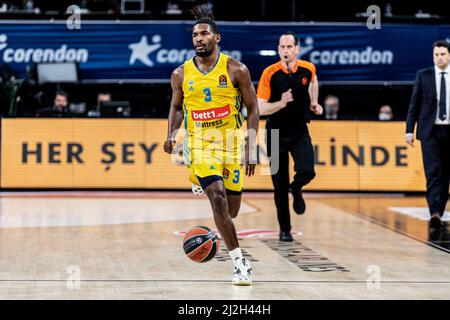 Istanbul, Turquie. 01st avril 2022. Jaleen Smith (C) d'Alba Berlin joue contre Anadolu Efes Istanbul pendant la série 33 de la saison régulière Euroligue 2021/2022 de Turkish Airlines au dôme Sinan Erdem. Note finale; Anadolu Efes 87:77 Alba Berlin. Crédit : SOPA Images Limited/Alamy Live News Banque D'Images