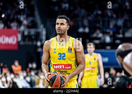 Istanbul, Turquie. 01st avril 2022. Johannes Thiemann (C) d'Alba Berlin joue contre Anadolu Efes Istanbul pendant le Round 33 de la saison régulière EuroLeague 2021/2022 de Turkish Airlines au Dôme Sinan Erdem. Note finale; Anadolu Efes 87:77 Alba Berlin. Crédit : SOPA Images Limited/Alamy Live News Banque D'Images