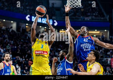 Istanbul, Turquie. 01st avril 2022. Jaleen Smith (No.3) d'Alba Berlin et Bryant Dunston (No.42) d'Anadolu Efes Istanbul vu en action pendant la série 33 de la saison régulière Euroligue 2021/2022 de Turkish Airlines au dôme Sinan Erdem. Note finale; Anadolu Efes 87:77 Alba Berlin. Crédit : SOPA Images Limited/Alamy Live News Banque D'Images