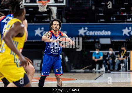 Istanbul, Turquie. 01st avril 2022. Shane Larkin (R) d'Anadolu Efes Istanbul joue contre Alba Berlin pendant le Round 33 de la saison régulière EuroLeague 2021/2022 de Turkish Airlines au Dôme Sinan Erdem. Note finale; Anadolu Efes 87:77 Alba Berlin. Crédit : SOPA Images Limited/Alamy Live News Banque D'Images