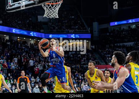 Istanbul, Turquie. 01st avril 2022. Shane Larkin (L) d'Anadolu Efes Istanbul vu en action pendant le Round 33 de la saison régulière EuroLeague 2021/2022 de Turkish Airlines au Dôme Sinan Erdem. Note finale; Anadolu Efes 87:77 Alba Berlin. Crédit : SOPA Images Limited/Alamy Live News Banque D'Images