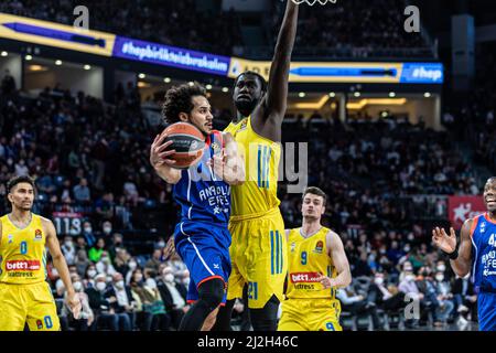 Istanbul, Turquie. 01st avril 2022. Christ Koumadje (R) d'Alba Berlin et Shane Larkin (L) d'Anadolu Efes Istanbul vu en action pendant la série 33 de la saison régulière Euroligue 2021/2022 de Turkish Airlines au dôme Sinan Erdem. Note finale; Anadolu Efes 87:77 Alba Berlin. Crédit : SOPA Images Limited/Alamy Live News Banque D'Images