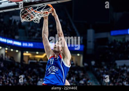 Istanbul, Turquie. 01st avril 2022. Tibor Pleiss (C) d'Anadolu Efes Istanbul joue contre Alba Berlindour le Round 33 de la saison régulière Euroligue 2021/2022 de Turkish Airlines au Dôme Sinan Erdem. Note finale; Anadolu Efes 87:77 Alba Berlin. Crédit : SOPA Images Limited/Alamy Live News Banque D'Images