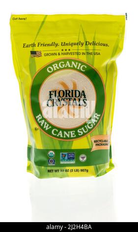 Winneconne, WI -30 Mars 2021: Un paquet de cristaux de Floride de sucre de canne brut sur un fond isolé Banque D'Images