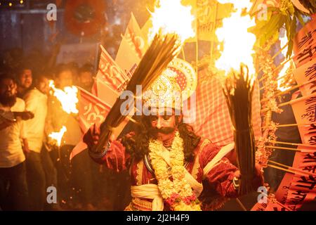 La danse folklorique annuelle Virabhadra a lieu deux jours avant Gudi Padwa, le nouvel an hindou au temple de Vithoba, Ponda, Goa Banque D'Images