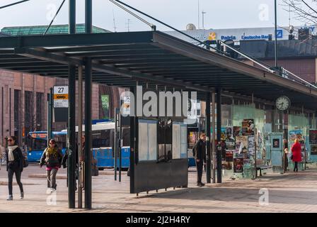 Plates-formes de bus à la place Elielinaukio à Helsinki, en Finlande Banque D'Images