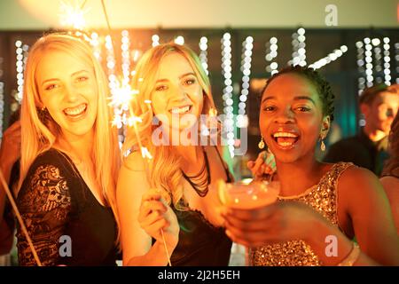 Parce qu'une petite partie ne fait jamais de mal à personne. Photo d'un groupe de copines s'amusant avec des spameuses lors d'une soirée. Banque D'Images