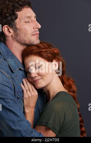 Des moments tendres ensemble. Photo d'un jeune couple aimant ayant un moment tendre dans les bras des autres. Banque D'Images