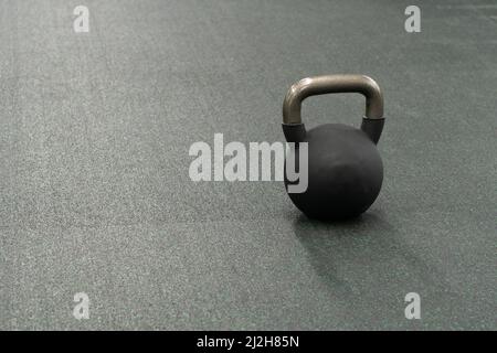 Poids jaune kettlebell blanc sain, de l'équipement de gym pour la force et l'activité de puissance, l'entraîneur de forme. Pace Pound Tudio, haltère de compétition Banque D'Images