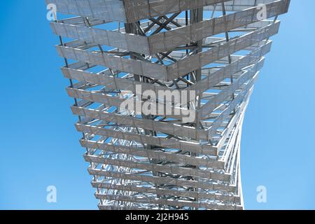 Structure en acier curly sous ciel bleu Banque D'Images