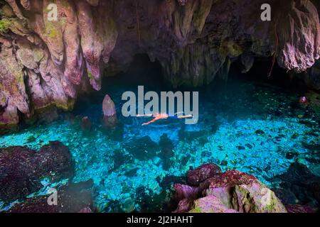 Bien que situé sur une île, les attractions touristiques de Langgur, dans le sud-est de Maluku, ne sont pas seulement des plages de sable blanc ou des récifs coralliens. À Langgur, il y en a Banque D'Images