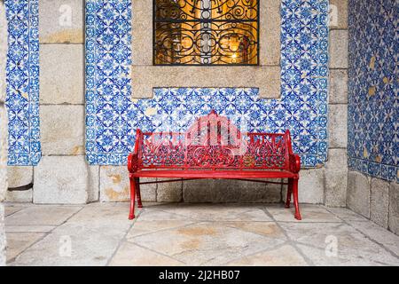 Portugal, Porto, banc rouge devant le mur recouvert d'azulejos Banque D'Images