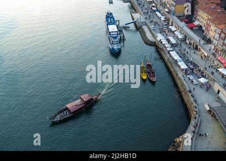 Portugal, Porto, vue de haut angle sur les bateaux onÊDouro rivière et la promenade Banque D'Images