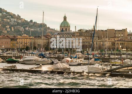 Italie, Côme, Marina sur le lac de Côme et bâtiments Banque D'Images