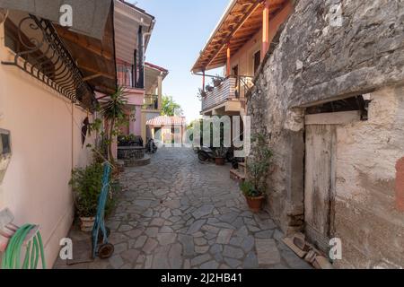 Grèce, Lefkimmi, ruelle étroite et maisons Banque D'Images