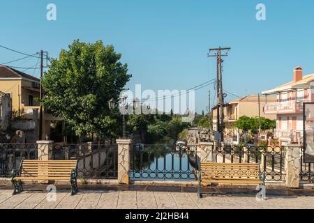 Grèce, Lefkimmi, bancs sur pont au-dessus du canal Banque D'Images