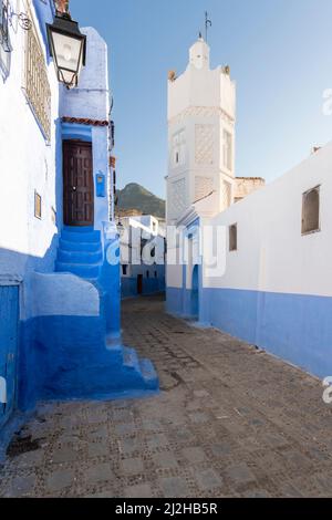Maroc, Chefchaouen, ruelle étroite et maisons bleues traditionnelles Banque D'Images