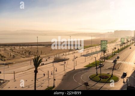 Maroc, Tanger-Tétouan-Al Hoceima, vue de la route et de la côte en début de matinée Banque D'Images