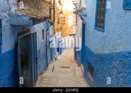 Maroc, Chefchaouen, ruelle étroite et maisons bleues traditionnelles Banque D'Images