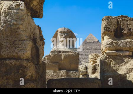 Vue principale sur le Grand Sphinx de Gizeh avec la Grande Pyramide en arrière-plan à Gizeh, Égypte Banque D'Images