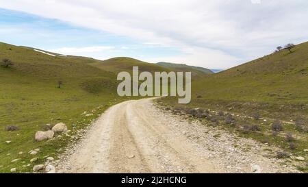 Route de terre dans les montagnes Banque D'Images