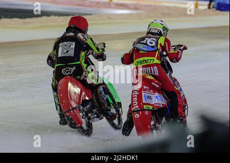 Heerenveen, pays-Bas. 1st avril 2022. HEERENVEEN, T.-N.-L. AVR 1. Benedikt Monn (rouge) passe par Jasper Iwema (blanc) pendant le ROLOEF THIJS BOKAAL à Ice Rink Thialf, Heerenveen, le vendredi 1st avril 2022. (Crédit : Ian Charles | MI News) Banque D'Images