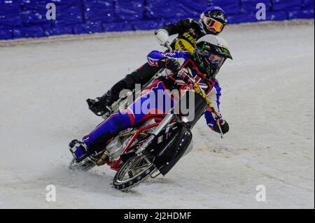 Heerenveen, pays-Bas. 1st avril 2022. HEERENVEEN, T.-N.-L. AVR 1. Robert Irving (blanc) dirige Annica Karlsson (bleu) pendant le ROLOEF THIJS BOKAAL à Ice Rink Thialf, Heerenveen le vendredi 1st avril 2022. (Credit: Ian Charles | MI News) Credit: MI News & Sport /Alay Live News Banque D'Images