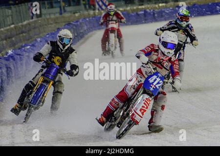 Heerenveen, pays-Bas. 1st avril 2022. HEERENVEEN, T.-N.-L. AVR 1. Niek Schaap (blanc) dirige Atte Suolammi (jaune), Philip Lageder (bleu) et Kevin Arzl (rouge) pendant le ROLOEF THIJS BOKAAL à Ice Rink Thialf, Heerenveen, le vendredi 1st avril 2022. (Credit: Ian Charles | MI News) Credit: MI News & Sport /Alay Live News Banque D'Images