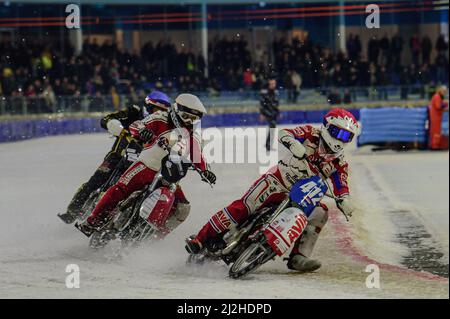 Heerenveen, pays-Bas. 1st avril 2022. HEERENVEEN, T.-N.-L. AVR 1. Niek Schaap (rouge) dirige Kevin Arzl (blanc) et Hans-Olov Olsen (bleu) pendant le ROLOEF THIJS BOKAAL à Ice Rink Thialf, Heerenveen, le vendredi 1st avril 2022. (Credit: Ian Charles | MI News) Credit: MI News & Sport /Alay Live News Banque D'Images