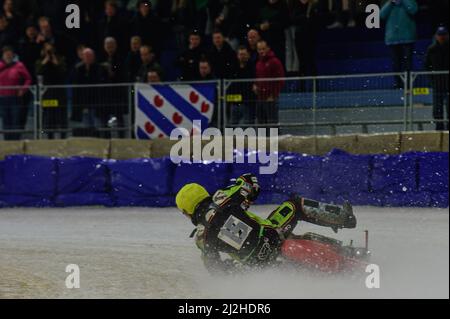 Heerenveen, pays-Bas. 1st avril 2022. HEERENVEEN, T.-N.-L. AVR 1. Benedikt Monn perd le contrôle et commence à se tourner en finale pendant le ROLOEF THIJS BOKAAL à Ice Rink Thialf, Heerenveen le vendredi 1st avril 2022. (Credit: Ian Charles | MI News) Credit: MI News & Sport /Alay Live News Banque D'Images